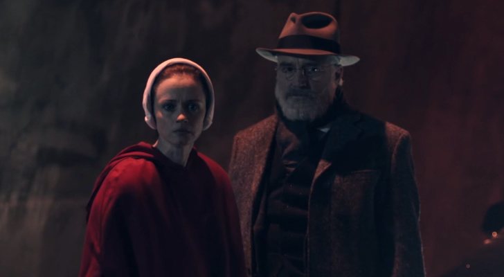 Emily y el comandante Lawrence en la recta final de la segunda temporada de 'The Handmaid's Tale'