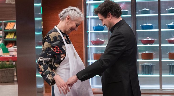 Teresa recibe el primer delantal dorado en 'MasterChef 7' de manos de Pepe Rodríguez