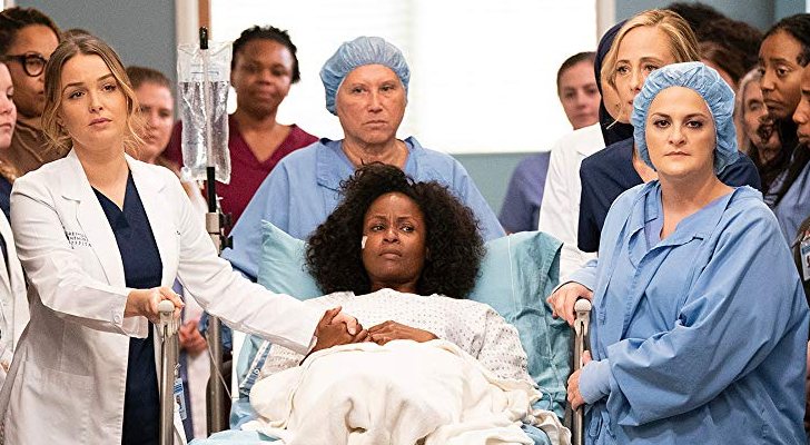 La doctora Karev acompaña a la paciente escoltada por personal sanitario en el 15x19 de 'Anatomía de Grey'