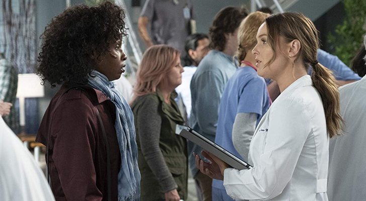 Una víctima de violación habla con la dictora Jo Karev en el episodio 15x19 de &#39;Anatomía de Grey&#39;