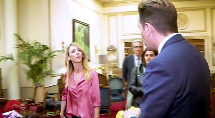 Cayetana Álvarez de Toledo y Miguel Lago sujetando la bandera de la política