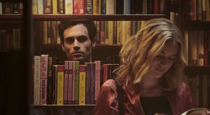 Penn Badgley y Elizabeth Lail en 'You'