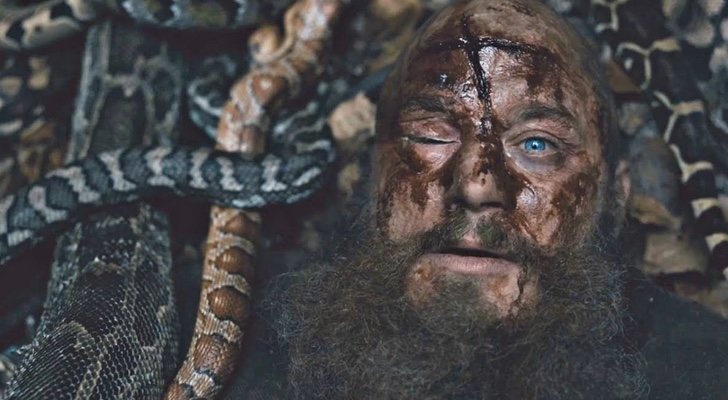 Travis Fimmel como Ragnar en la escena de su muerte en 'Vikings'