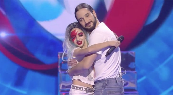 Peter y el concursante de &#39;Adivina qué hago esta noche&#39; se abrazan