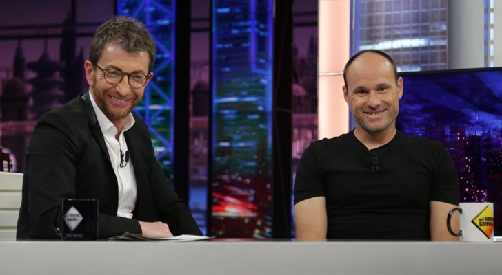 Pablo Motos y Antonio Mateu Lahoz en 'El hormiguero'