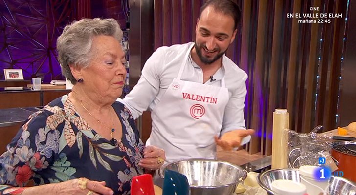 Valentín cocina con su abuela Lola en una prueba de 'MasterChef 7'