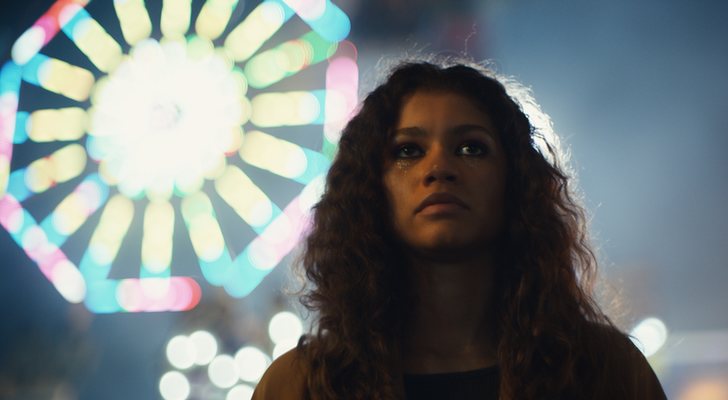 Rue pierde la mirada en el horizonte