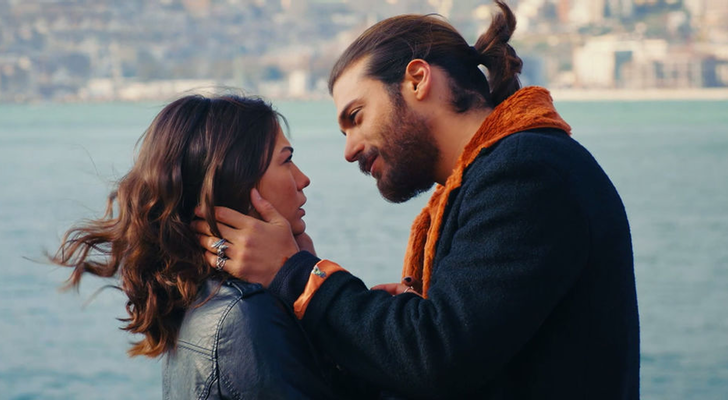 Can y Sanem, protagonistas de 'Erkenci Kus'