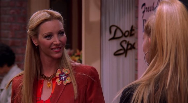 Lisa Kudrow como Phoebe, mirando a Ursula en 'Friends'