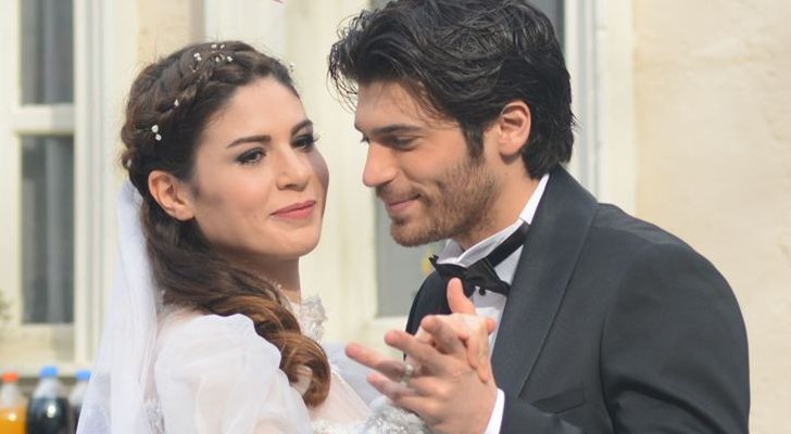 Yeliz Kuvanc y Can Yaman, actores protagonistas de 'Hangimiz sevmedik?'