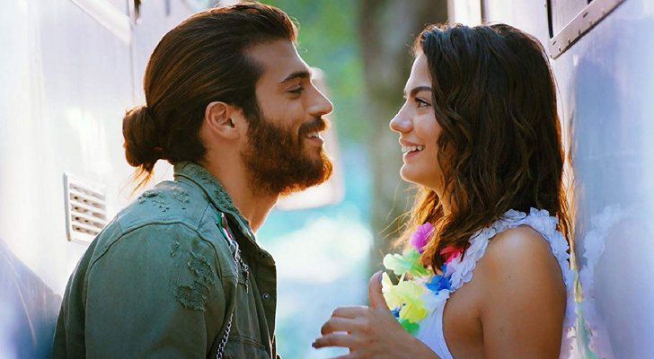 Can Yaman y Demet Özdemir como Can y Sanem en 'Erkenci Kus: Pájaro soñador'