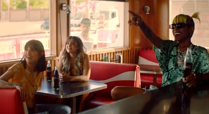 Natalia Lacunza, Lola Índigo y Lalo Ebratt en el videoclip de "Sensación de vivir"