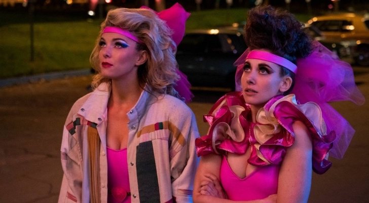 Las actrices Alison Brie y Betty Gilpin en &#39;GLOW&#39;