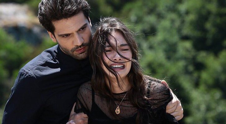 Nihan forcejea con Emir en el capítulo final de 'Kara Sevda (Amor eterno)'