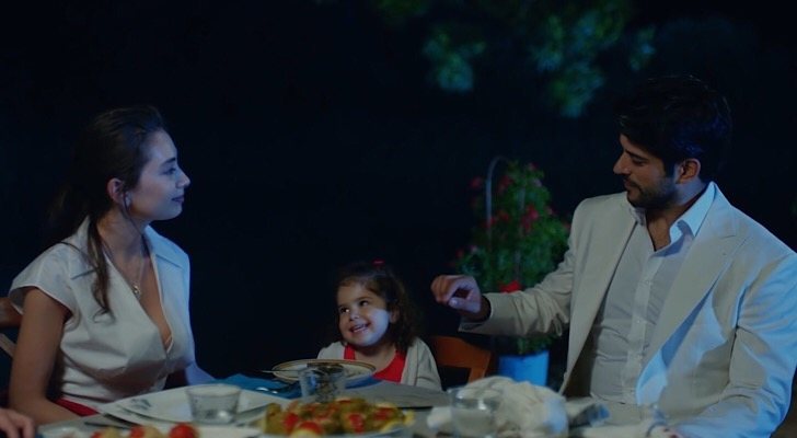 Nihan junto a su hija Deniz y Kemal en el capítulo final de 'Kara Sevda (Amor eterno)'
