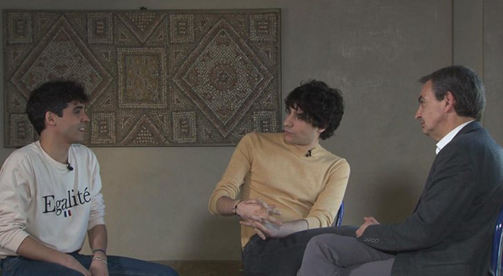 Javier Ambrossi, Javier Calvo y José Luis Rodríguez Zapatero en el documental 'Nostrxs somos'