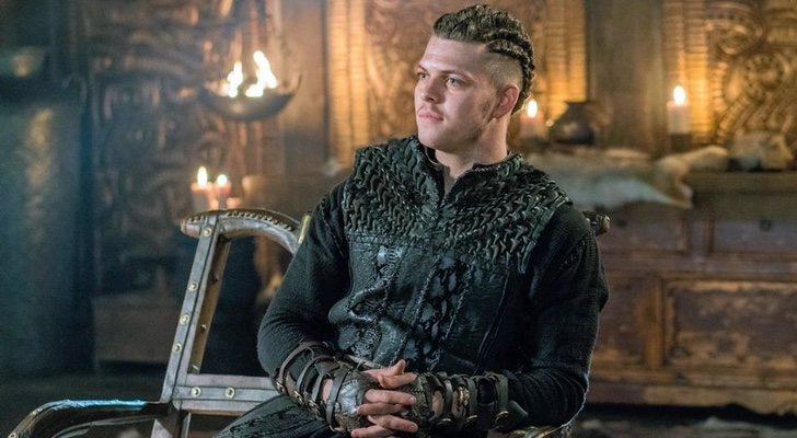 Alex Høgh Andersen como Ivar El Deshuesado en 'Vikings'