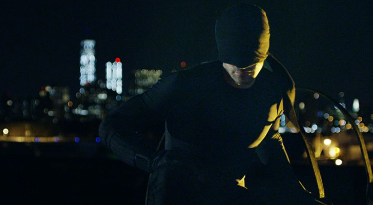 Charlie Cox como Daredevil antes de conseguir su traje