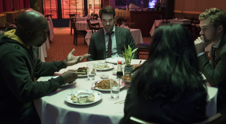 Los héroes principales de Marvel en Netflix unidos para la cena en 'The Defenders'