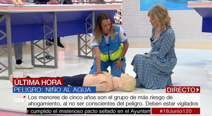 María Rey con una de sus invitadas en '120 minutos'