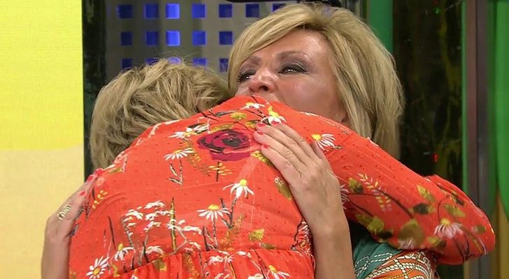 El abrazo entre Mila Ximénez y Lydia Lozano
