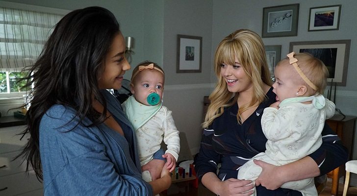 Alison y Emily con sus bebés en 'Pequeñas mentirosas'