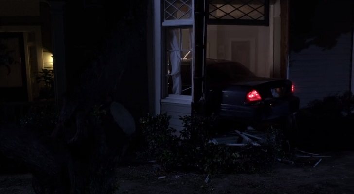 Un coche se estrella contra la casa de Emily en 'Pequeñas mentirosas'
