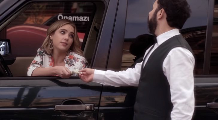 Hanna roba el coche de Leslie en 'Pequeñas mentirosas'