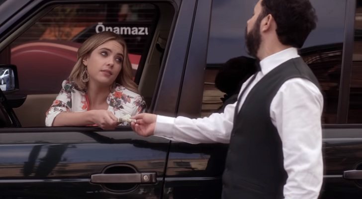 Hanna roba el coche de Leslie en &#39;Pequeñas mentirosas&#39;