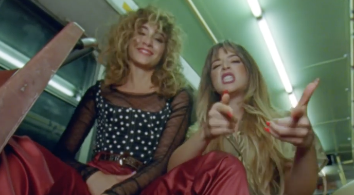 Aitana y Mimi en el videoclip de "Me quedo"