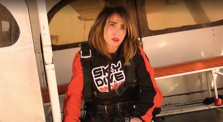 María Patiño duda en lanzarse o no en paracaídas en el segundo aniversario de 'Socialité'