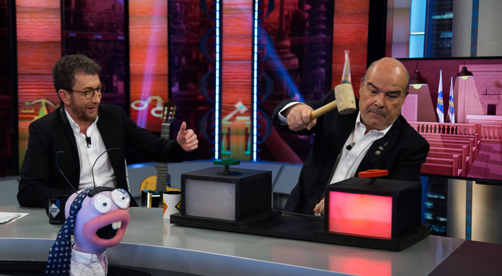 Pablo Motos y Antonio Resines en 'El hormiguero'