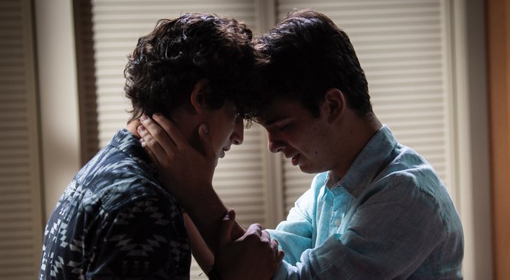 Aris y Temo en posición cariñosa