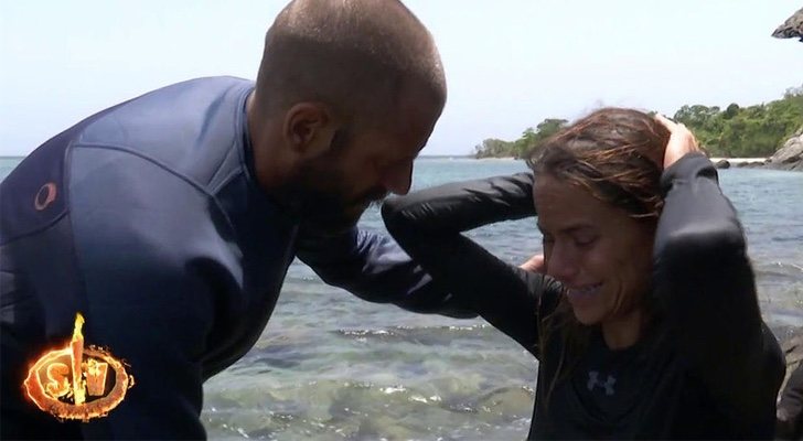 Albert Álvarez consuela a Mónica Hoyos en 'Supervivientes 2019'