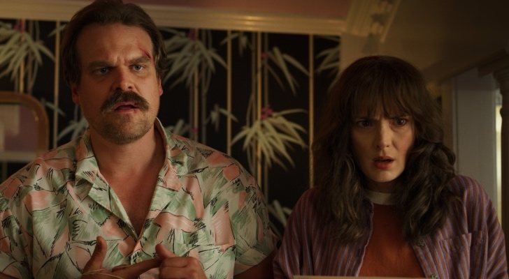 David Harbour y Winona Ryder en la tercera temporada de 'Stranger Things'