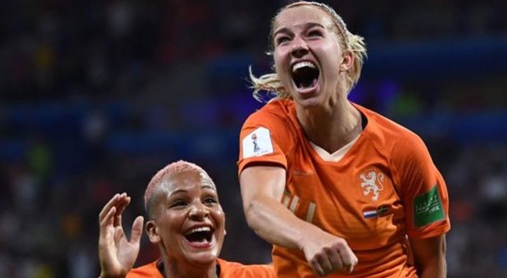 Holanda celebra su victoria frente a Suecia en el mundial de fútbol