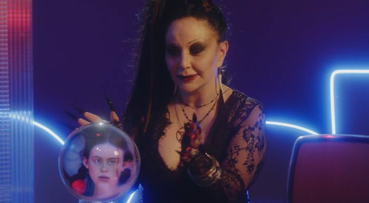 Alaska en la promo de 'Stranger Things' basada en 'La bola de cristal'