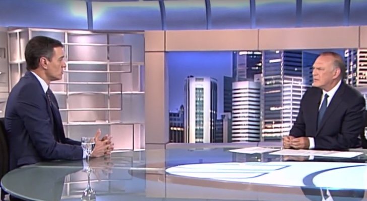 Pedro Sánchez y Pedro Piqueras, en 'Informativos Telecinco 21:00'
