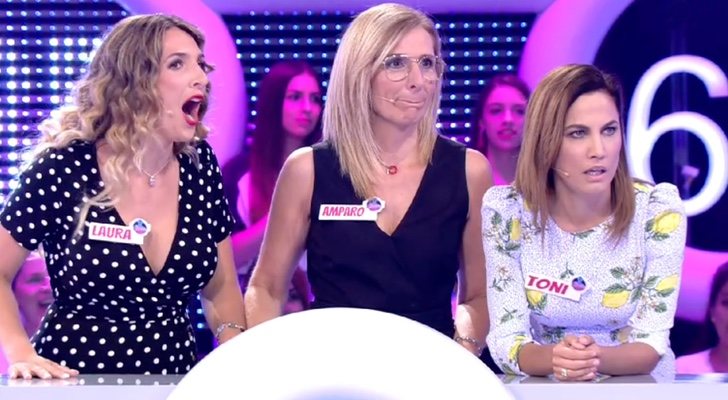 Toni Acosta, junto a unas participantes en &#39;El concurso del año&#39;