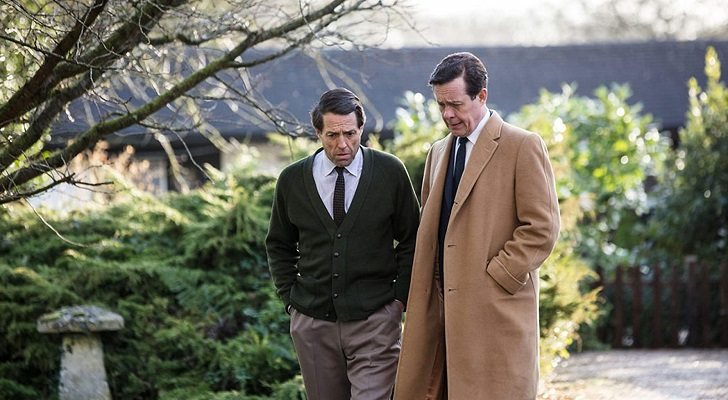 Hugh Grant y Alex Jennings en 'A Very English Scandal'