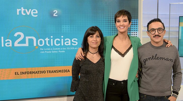 La presentadora de 'La 2 Noticias', Paula Sainz-Pardo, junto a los editores Eva de Vicente y César Vallejo
