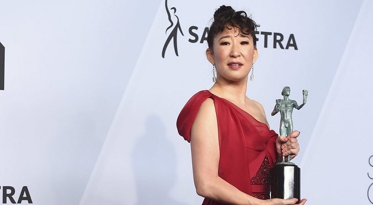 Sandra Oh con el premio SAG