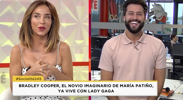 María Patiño tras descubrir la broma de sus compañeros de 'Socialité', junto a Javier de Hoyos