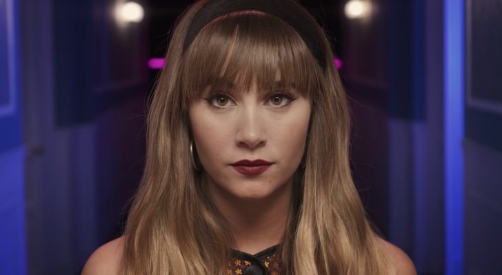 Aitana en el videoclip de su canción "Nada sale mal" 