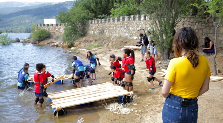 Eva Rojas junto a los aspirantes en una prueba de equipo de &#39;La isla del héroe&#39;