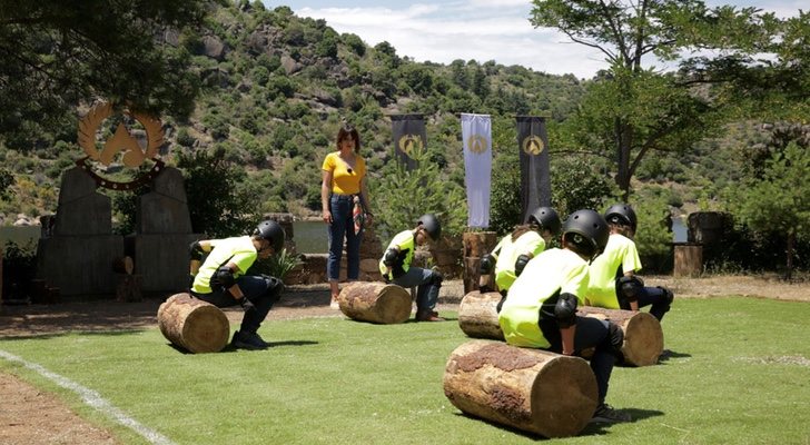 Eva Rojas junto a los aspirantes en una de las pruebas de &#39;La isla del héroe&#39;