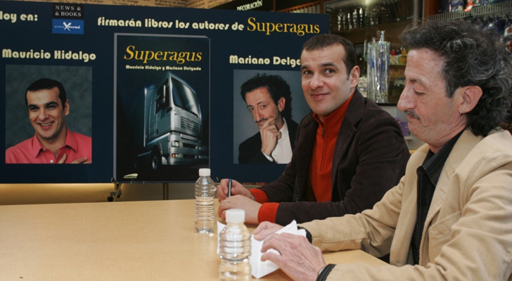 Mariano firmando su libro con Mauri en 'Aquí no hay quien viva'