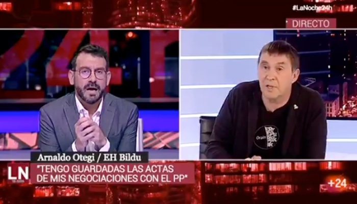 Marc Sala y Arnaldo Otegi durante la entrevista en el Canal 24 horas
