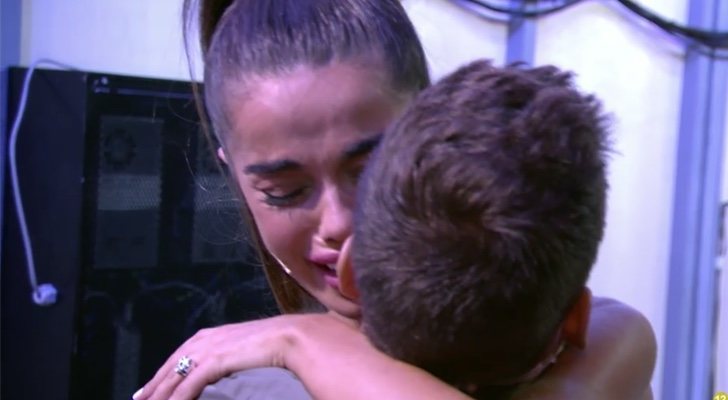 Violeta se abraza a Fabio, en 'MyHyV'