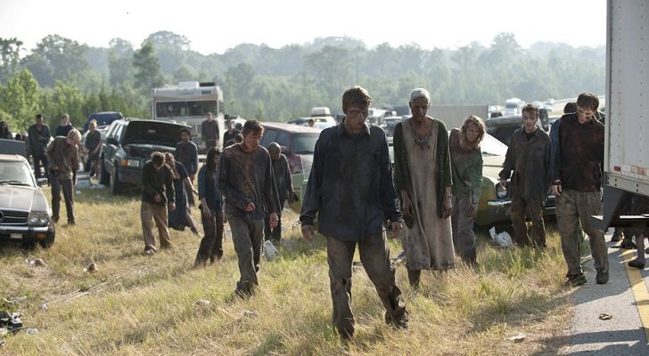 Grupo de caminantes en 'The Walking Dead'